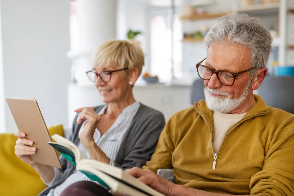 2 ältere Personen beim Lesen
